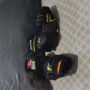 CCM Sr small Tacks prot elbow pads